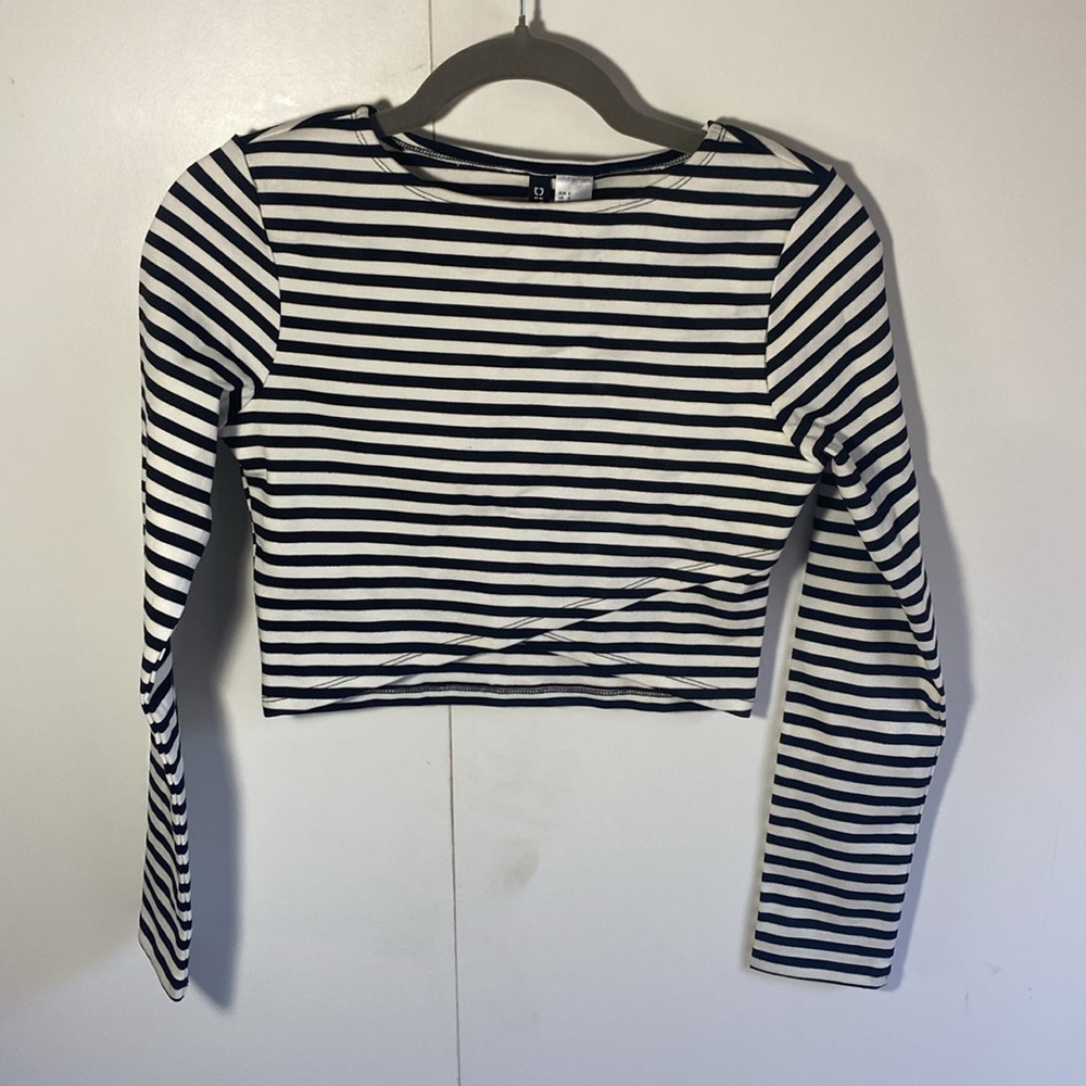 Black and white stripe long sleeve crop